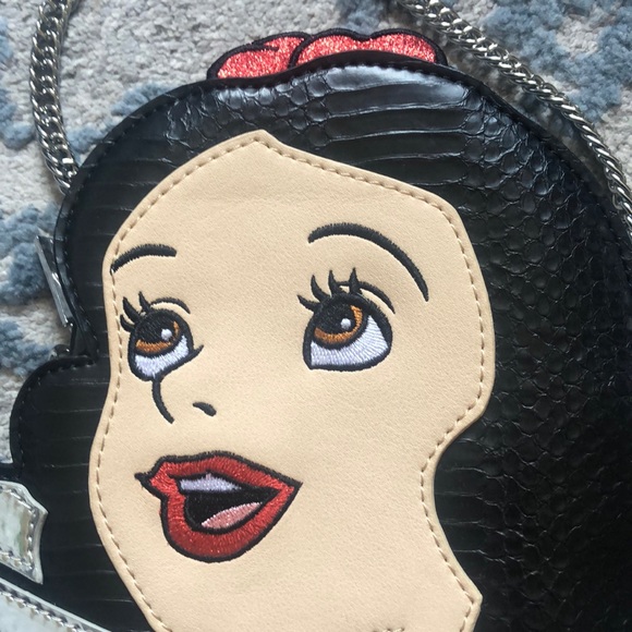 Danielle Nicole Disney Snow White And The Seven Dwarfs Snow White Crossbody Bag - Picture 5 of 5